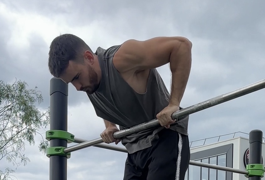 Combien de tractions faut-il pour réussir un muscle-up ? (Guide Complet)