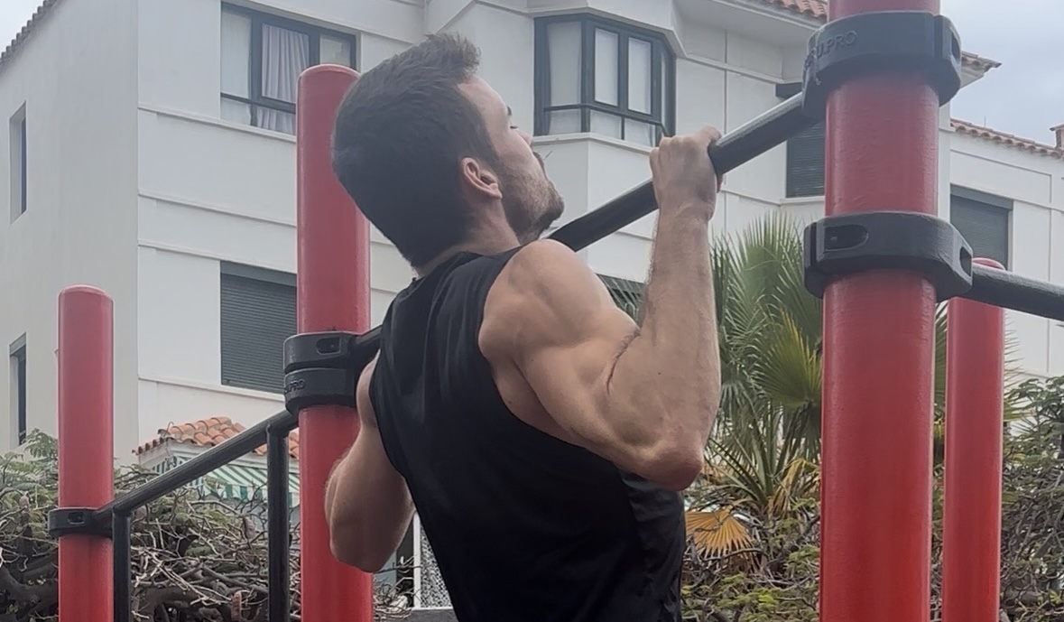 Traction menton au-dessus de la barre